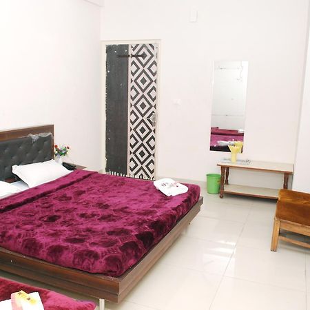 אגרה Hotel Harish Palace מראה חיצוני תמונה