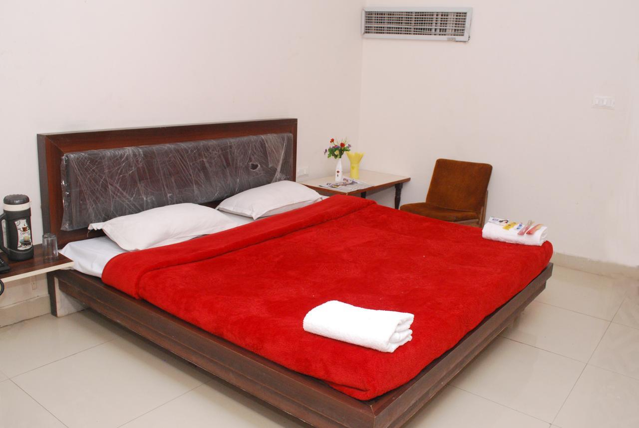 אגרה Hotel Harish Palace מראה חיצוני תמונה