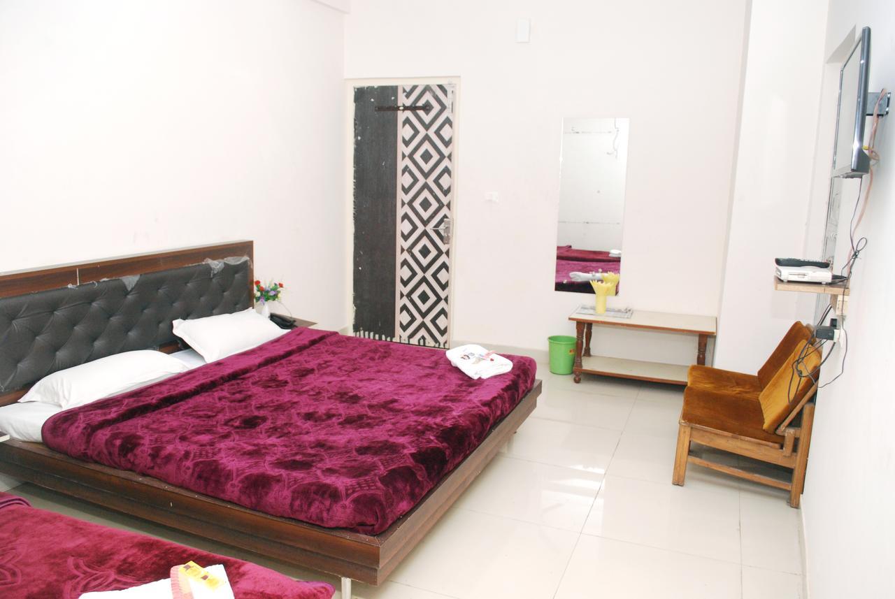 אגרה Hotel Harish Palace מראה חיצוני תמונה